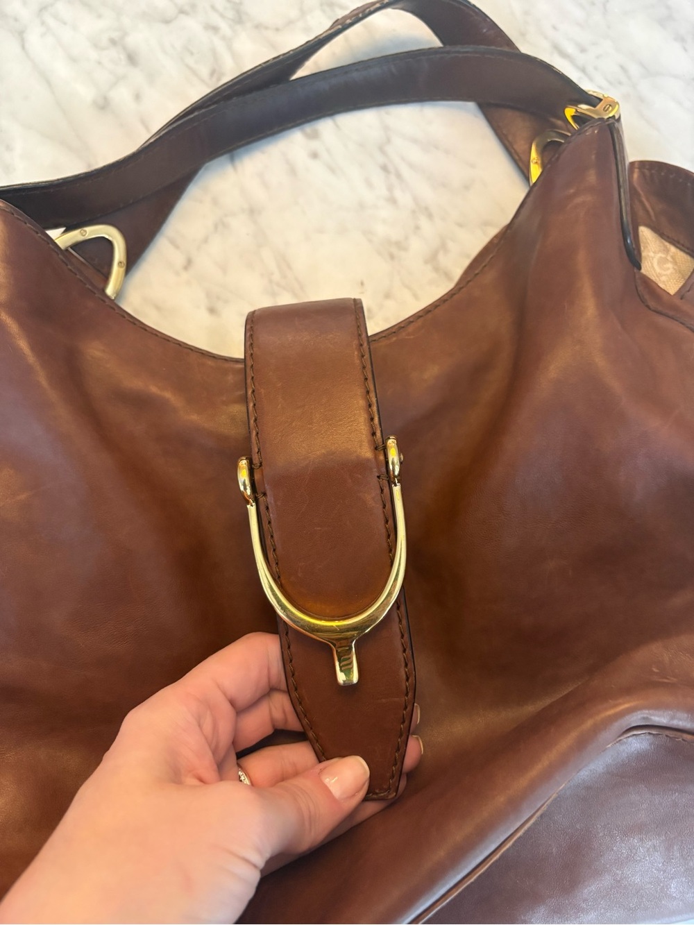 Vintage Gucci Leather Shoulder Bag – Medium Soft Stirrup (Early 2000s) - Picture 6 of 10